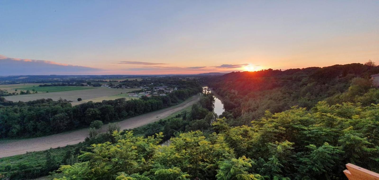 ¨Gite Du Cafe Suquet Giroussens Exteriör bild